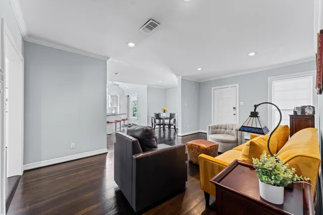 $635,000 | 717 Sue Barnett Drive, Houston, TX 77018