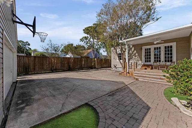 $635,000 | 717 Sue Barnett Drive, Houston, TX 77018