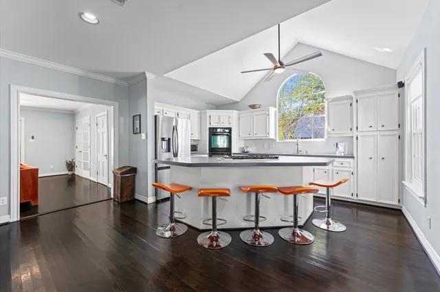 $635,000 | 717 Sue Barnett Drive, Houston, TX 77018