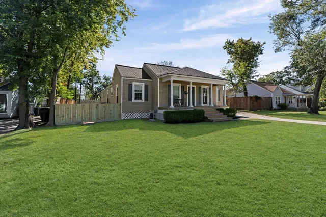 $635,000 | 717 Sue Barnett Drive, Houston, TX 77018