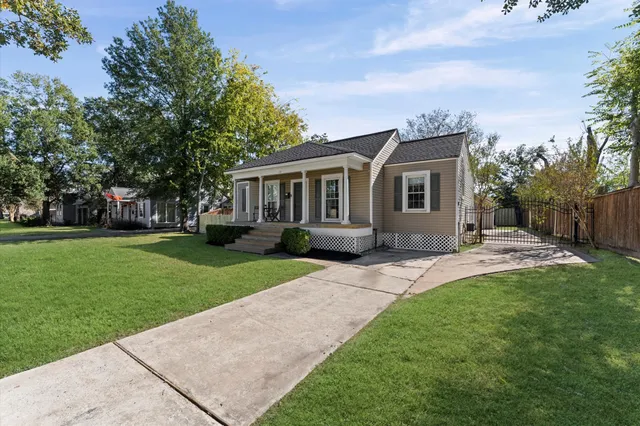 $635,000 | 717 Sue Barnett Drive, Houston, TX 77018