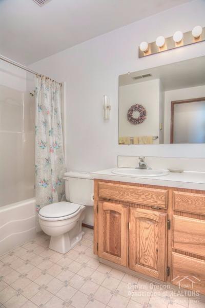 12601 Southeast Bridge Road Prineville, OR 97754 - Photo 19 of 25 Hall Bathroom - approximately 10'8" x 7'