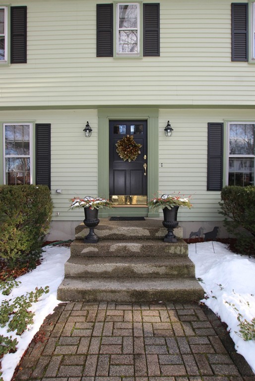 8 Robin Road Milford, MA 01757 - Photo 2 of 17 Gallery Image 2