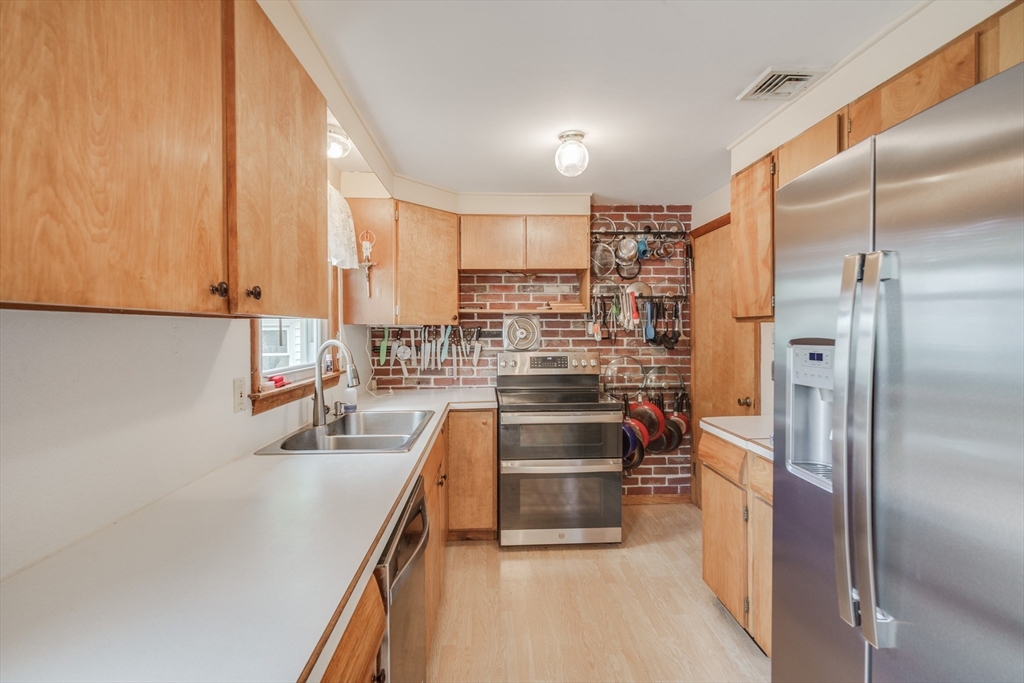 152 Silvin Road Chicopee, MA 01013 - Photo 12 of 36 Gallery Image 12
