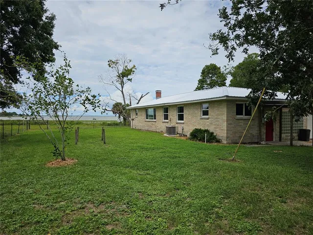 a view of a house with a backyard