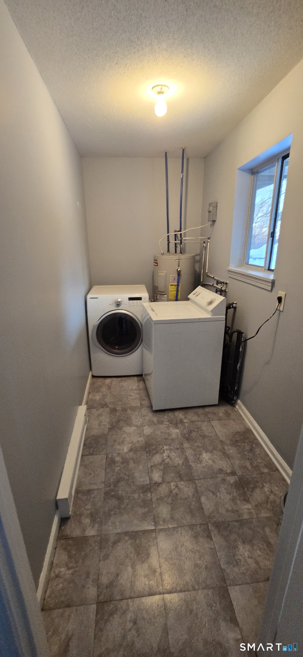 925 Oronoke Road, Unit 12C Waterbury, CT 06708 - Photo 5 of 20 a room with a couch and windows