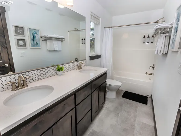 $924,500 | 33495 Cape Kiwanda Drive, Pacific City, OR 97135