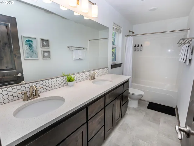 $949,000 | 33495 Cape Kiwanda Drive, Pacific City, OR 97135