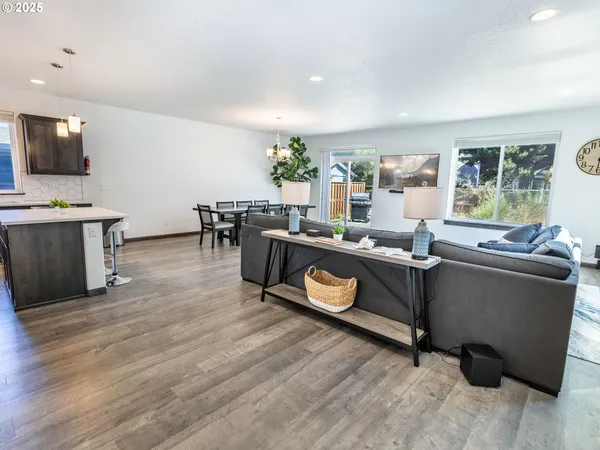 $924,500 | 33495 Cape Kiwanda Drive, Pacific City, OR 97135