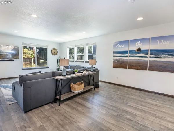 $924,500 | 33495 Cape Kiwanda Drive, Pacific City, OR 97135