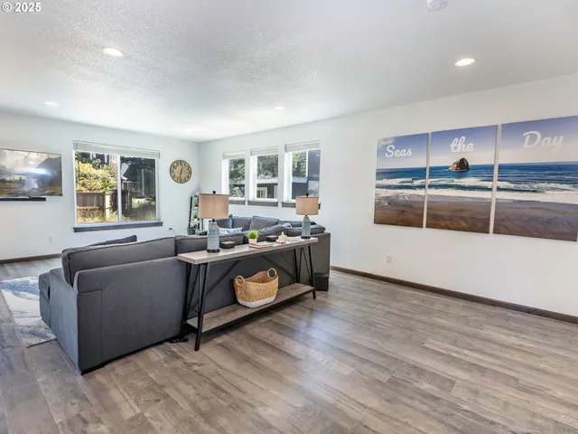 $949,000 | 33495 Cape Kiwanda Drive, Pacific City, OR 97135