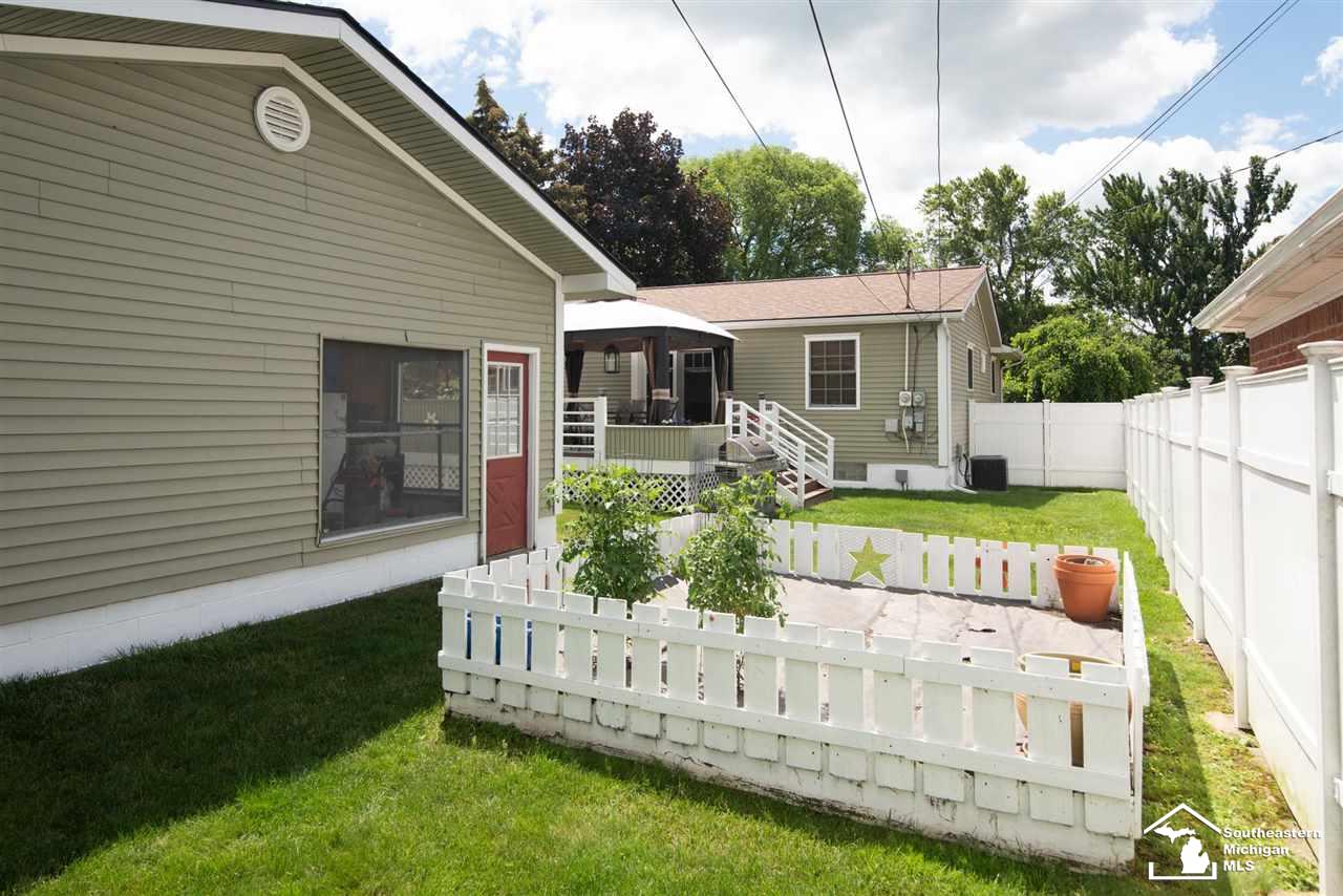 14206 Stoeflet Street Gibraltar, MI 48173 - Photo 9 of 21
