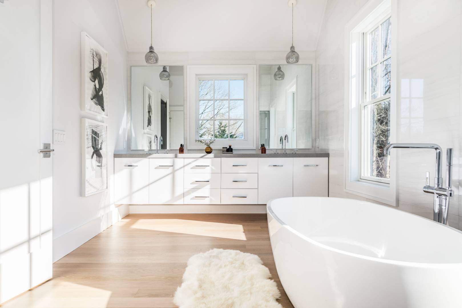 7 Fieldview Lane East Hampton, NY 11937 - Photo 30 of 43 a spacious bathroom with a tub sink and mirror