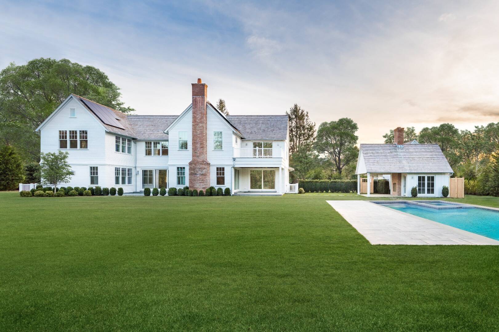 7 Fieldview Lane East Hampton, NY 11937 - Photo 4 of 43 a front view of a house with a garden