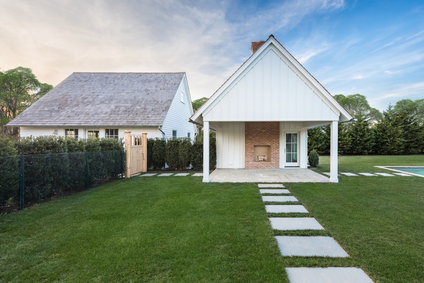 7 Fieldview Lane East Hampton, NY 11937 - Photo 5 of 43 a front view of a house with a yard