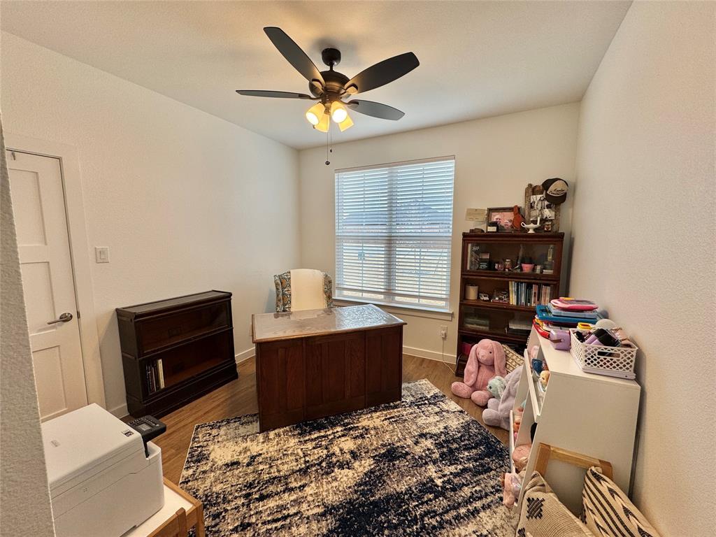 416 Austin Street Gainesville, TX 76240 - Photo 29 of 33 a living room with furniture