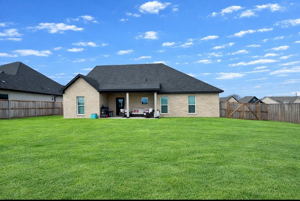 416 Austin Street Gainesville, TX 76240 - Photo 31 of 33 a view of a yard in front of house