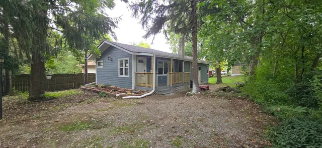 a view of a house with backyard