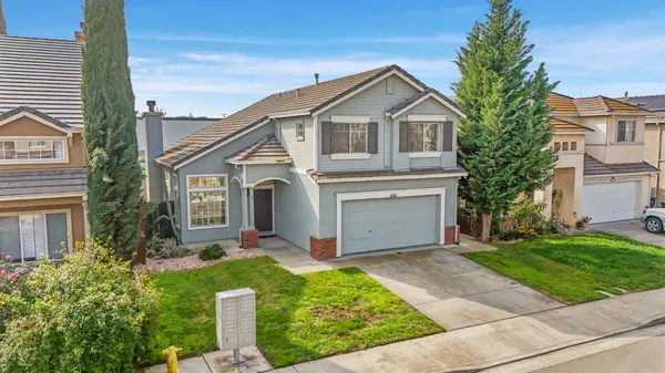 a view of a house with yard and plants