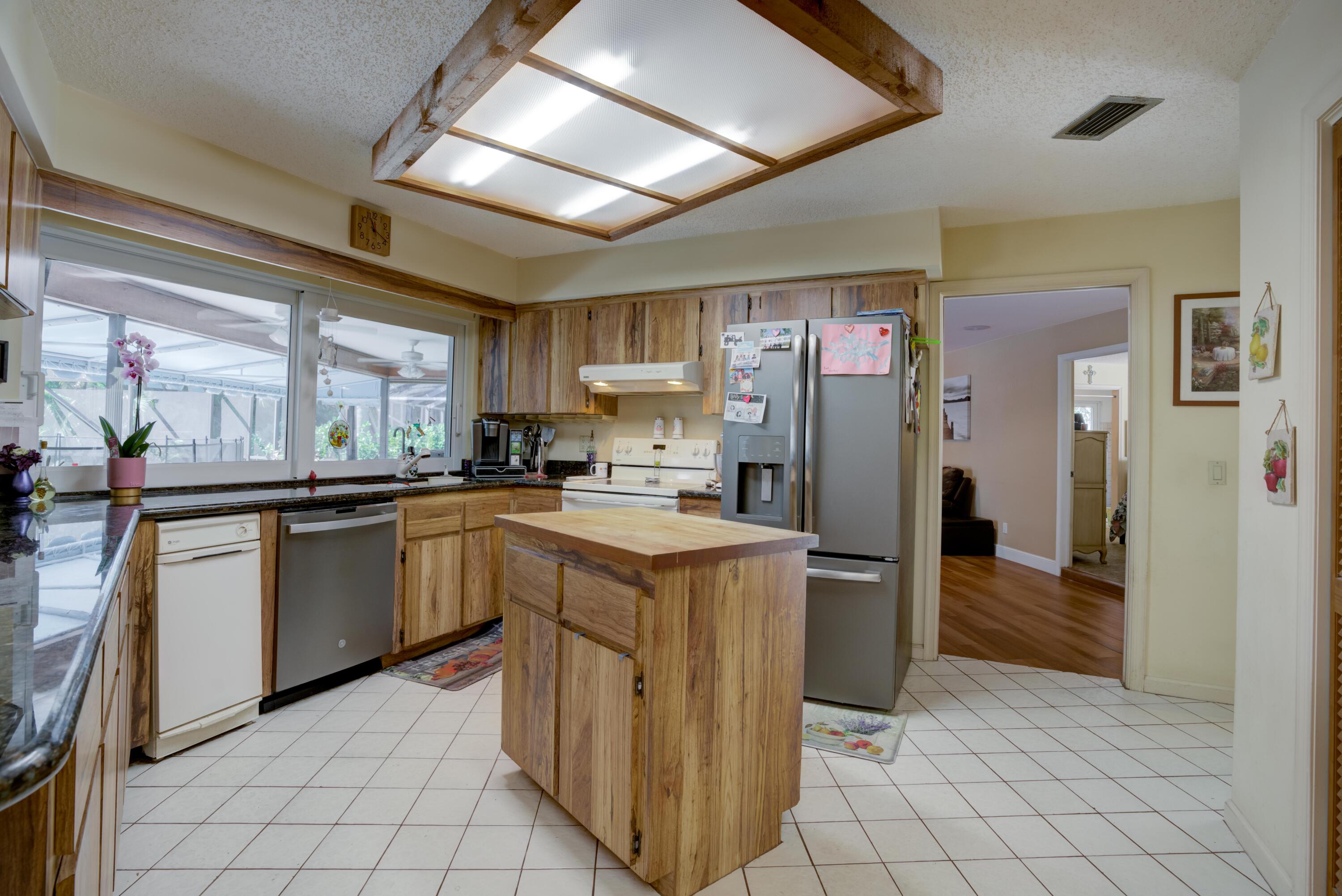 9524 Southeast Cove Point Street Jupiter, FL 33469 - Photo 27 of 58 Kitchen