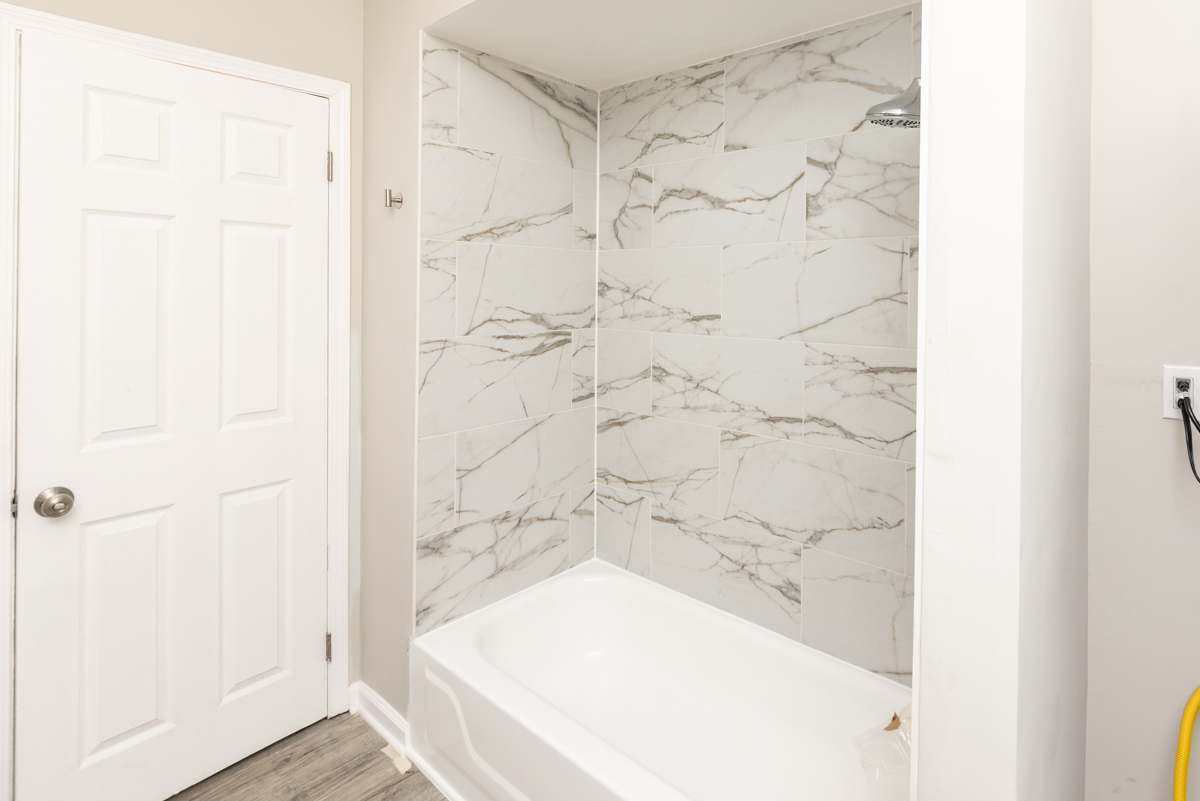 1022 West Fry Street, Unit 2F Chicago, IL 60642 - Photo 11 of 15 a bathroom with a bathtub