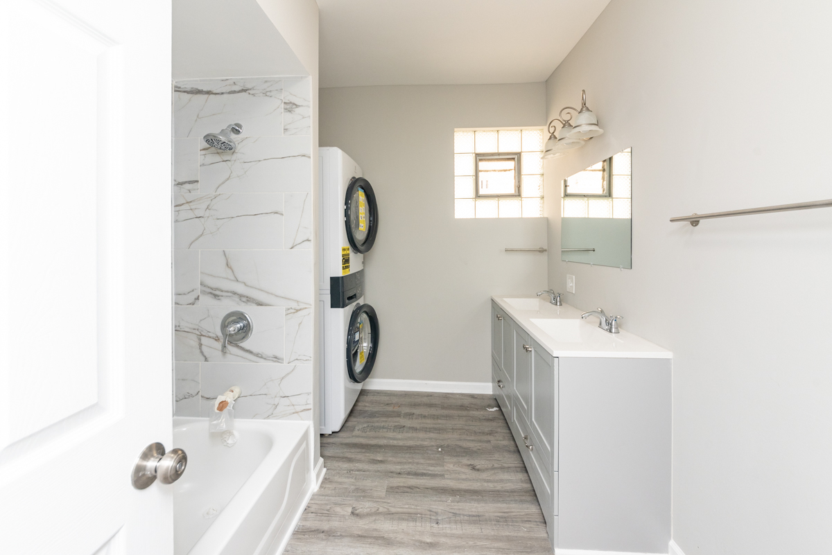1022 West Fry Street, Unit 2F Chicago, IL 60642 - Photo 12 of 15 a bathroom with a sink a mirror and a bathtub
