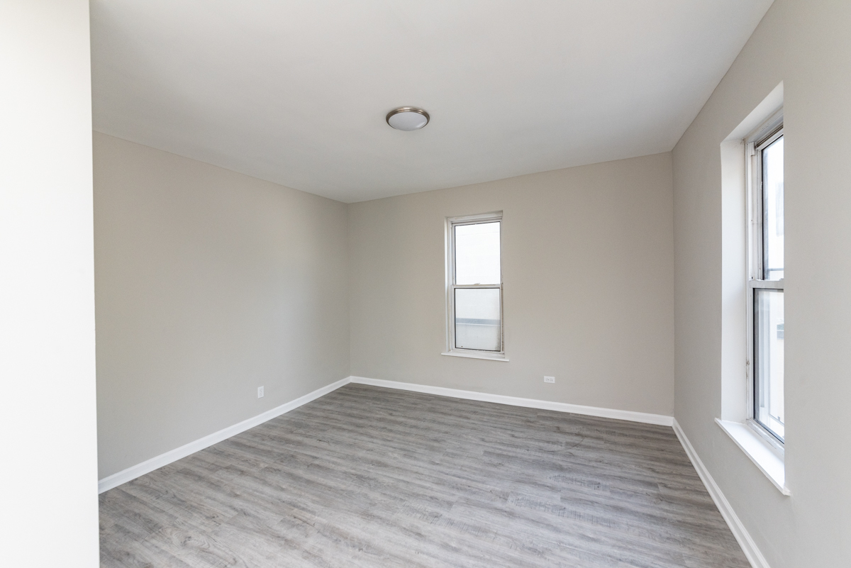 1022 West Fry Street, Unit 2F Chicago, IL 60642 - Photo 14 of 15 a view of empty room with wooden floor and fan