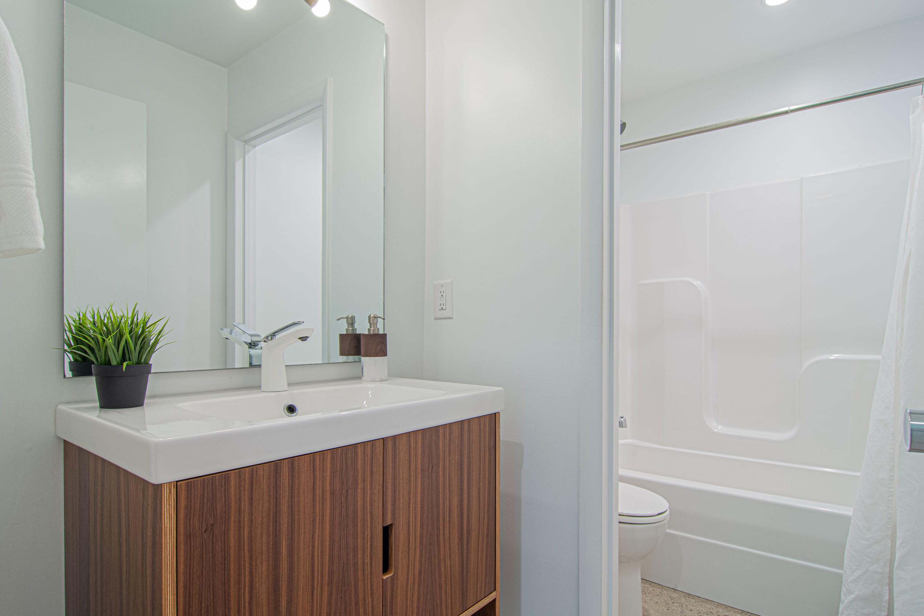 1769 Whiteoak Road Chattanooga, TN 37415 - Photo 31 of 75 Bathroom 2