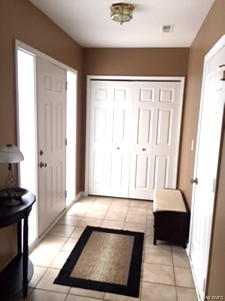 45985 Rhodes Drive Macomb, MI 48044 - Photo 17 of 23 IMG_1343.JPG