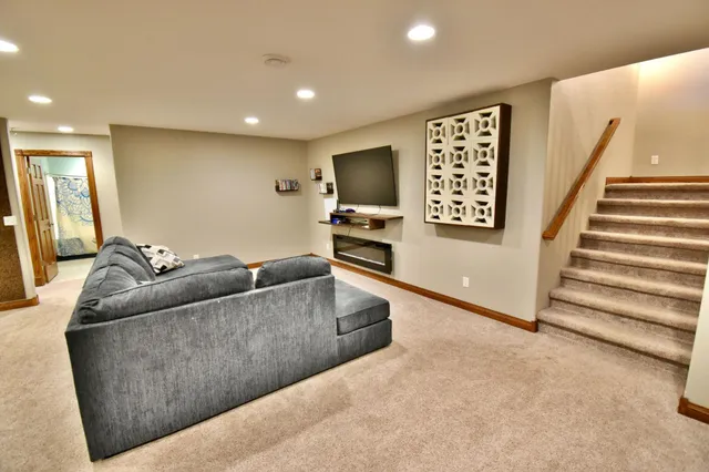 $1,050,000 | 11008 Alex Drive, Sauk Centre, MN 56378