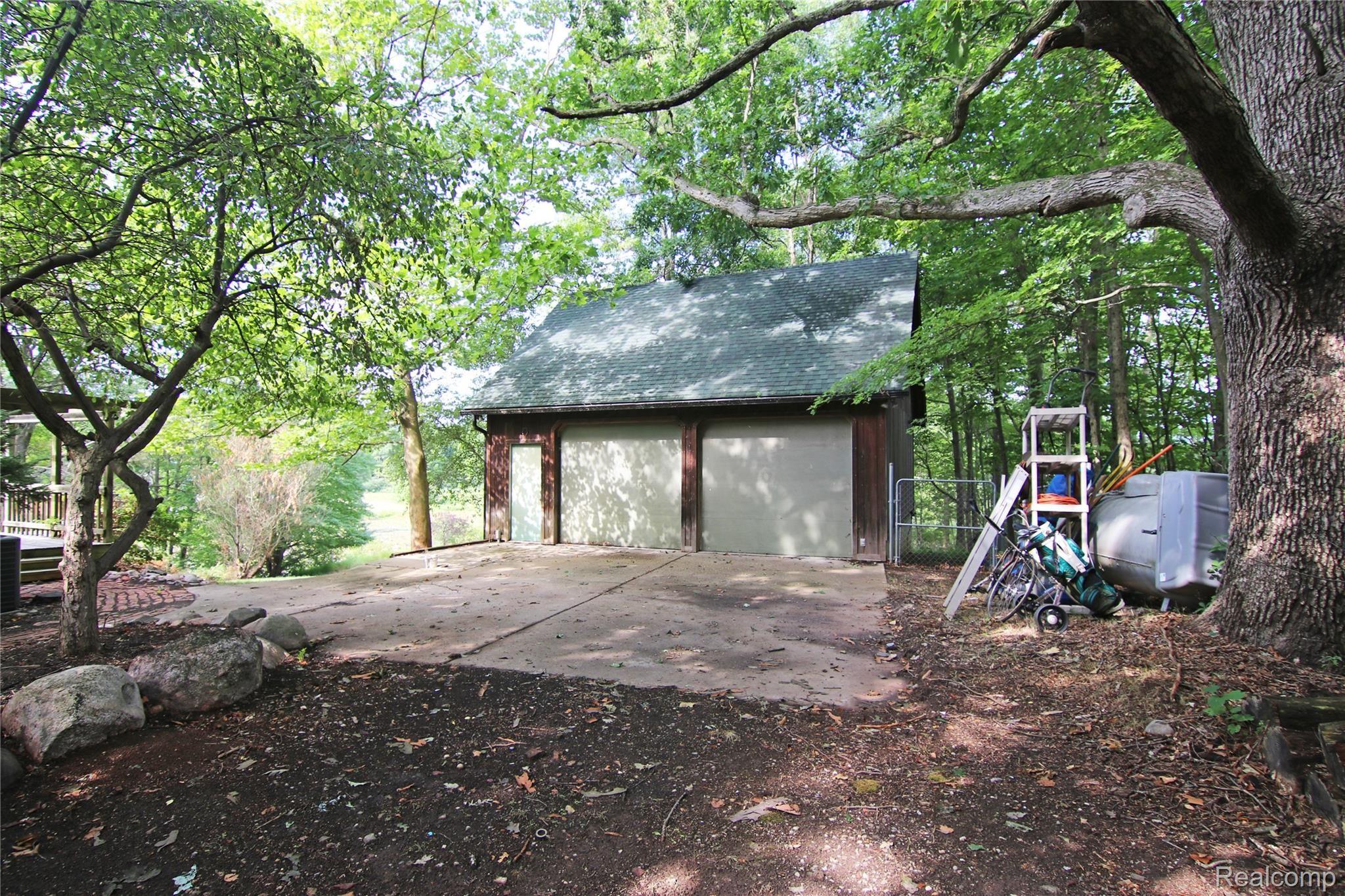 19280 Hickory Ridge Road Fenton, MI 48430 - Photo 23 of 36 19280 Hickory Ridge Garage 2.jpg
