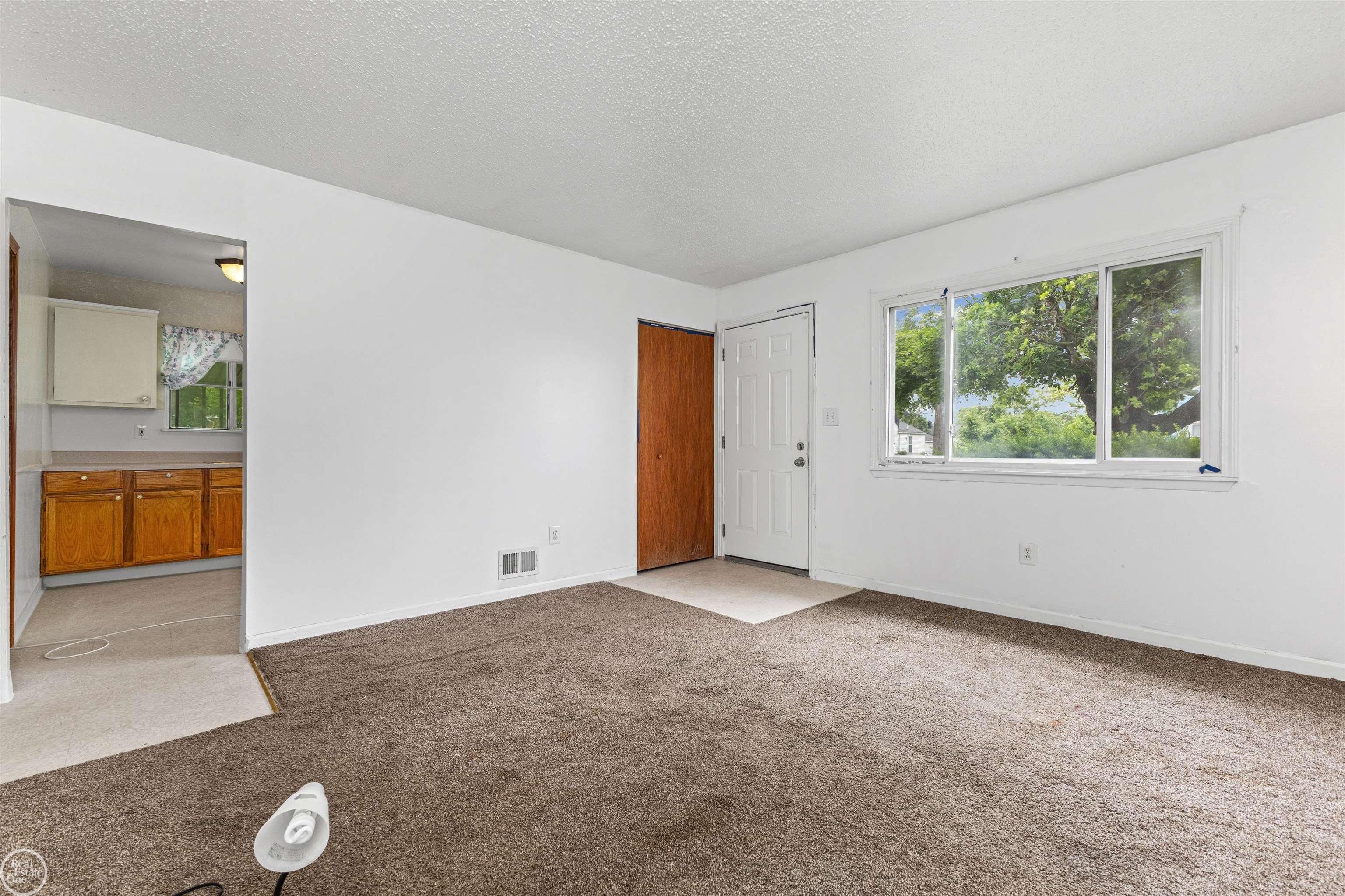 6793 Prospect Avenue Warren, MI 48091 - Photo 7 of 39