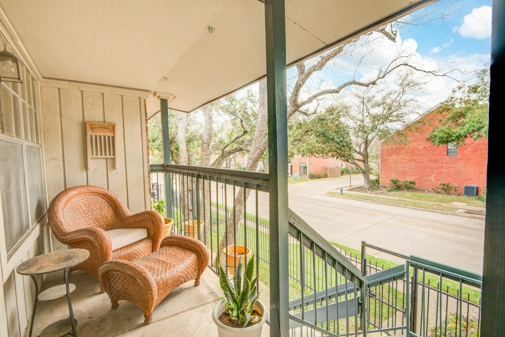 845 Augusta Drive, Unit 6 Houston, TX 77057 - Photo 2 of 8 a view of a living room hardwood floor and windows