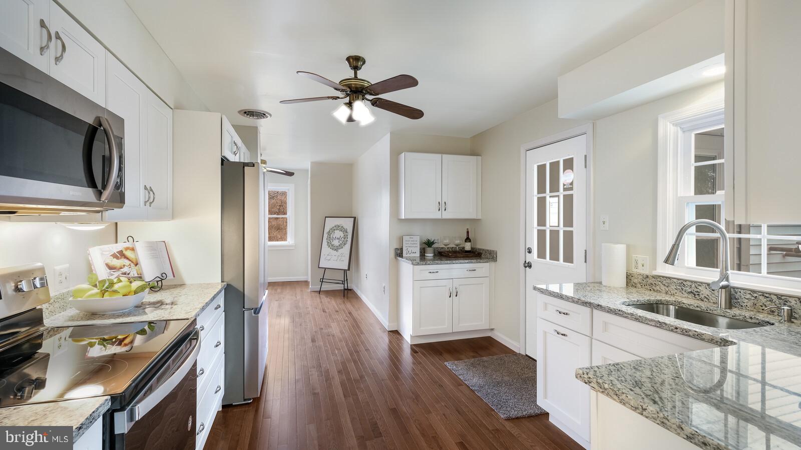47 Wilkshire Road Doylestown, PA 18901 - Photo 3 of 12 BEAUTIFULLY UPDATED KITCHEN
