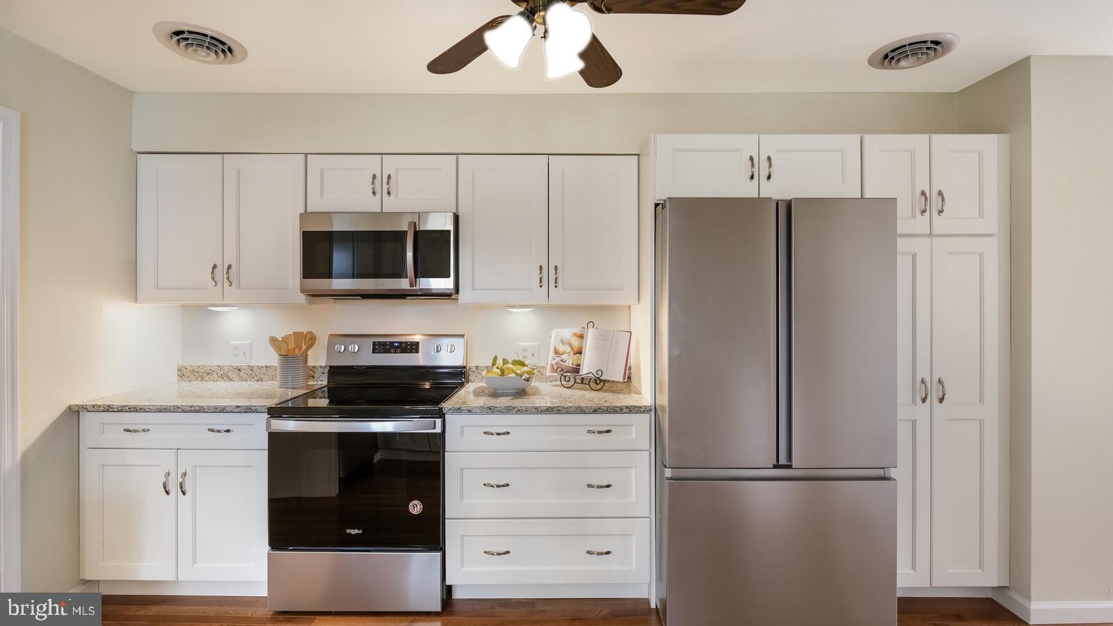 47 Wilkshire Road Doylestown, PA 18901 - Photo 4 of 12 STAINLESS STEEL APPLIANCES
