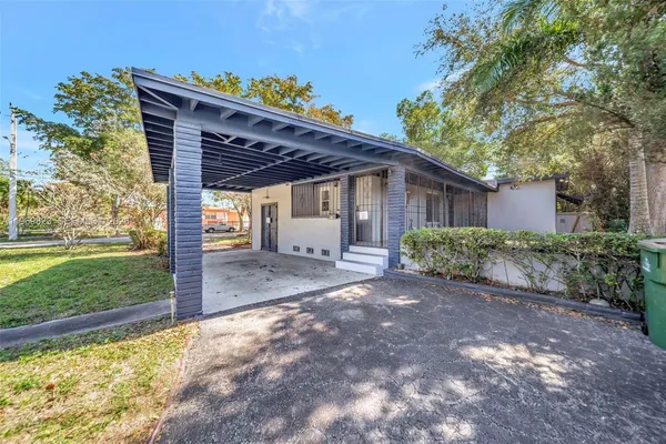 a view of a house with backyard and porch