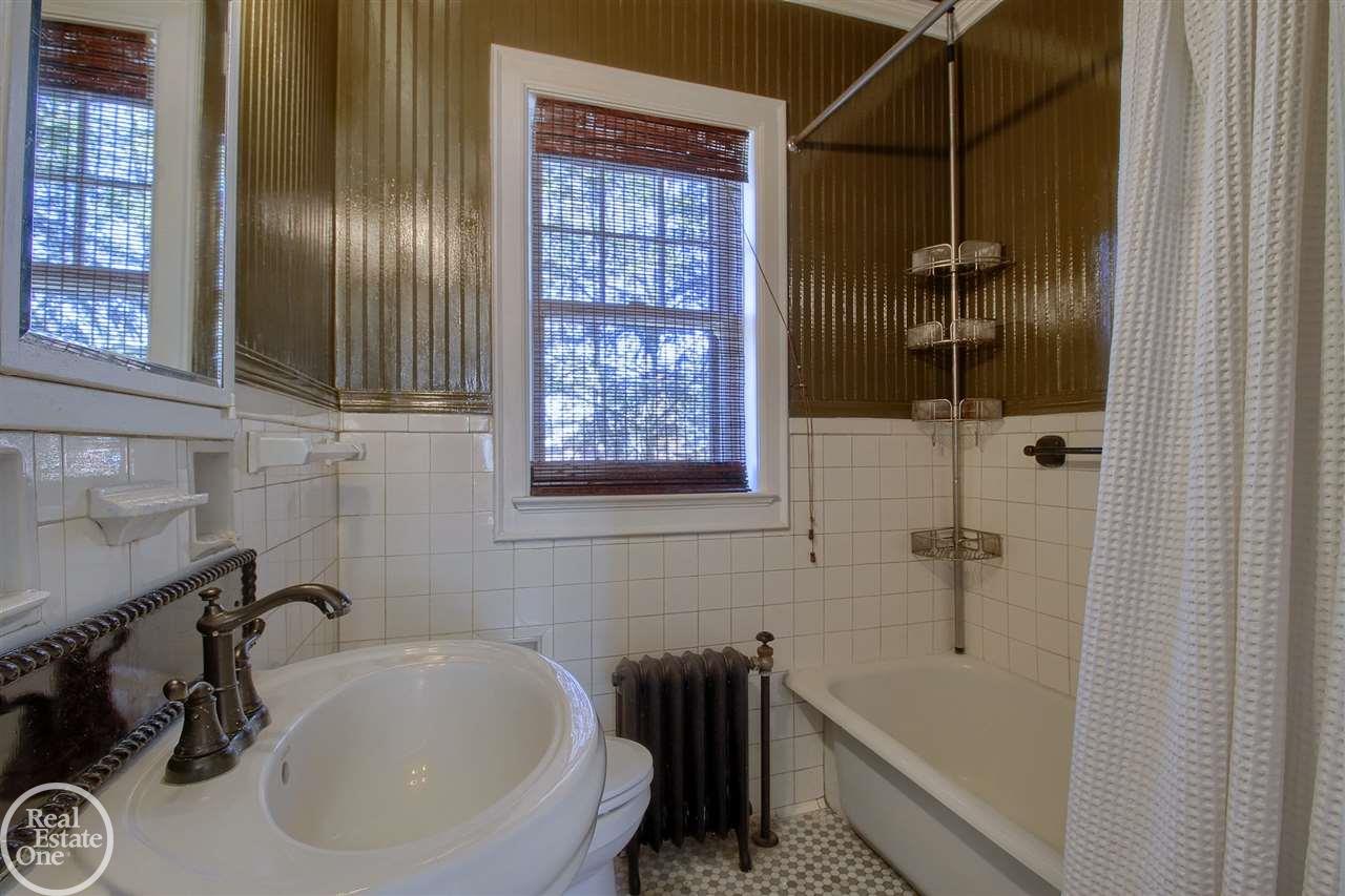 1005 Whittier Road Grosse Pointe, MI 48230 - Photo 52 of 63 31375442-51.JPG