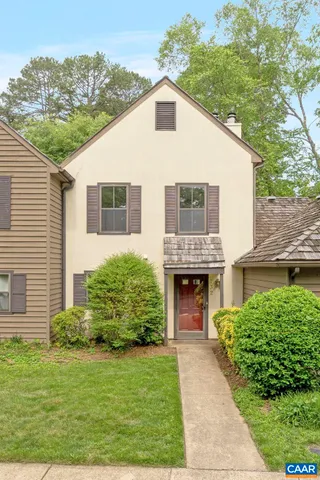 a view of a house with backyard and trees