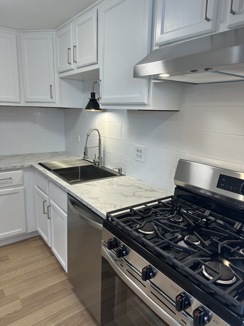 1463 Mercury Drive, Unit 304 Schaumburg, IL 60193 - Photo 3 of 13 a stove top oven sitting inside of a kitchen