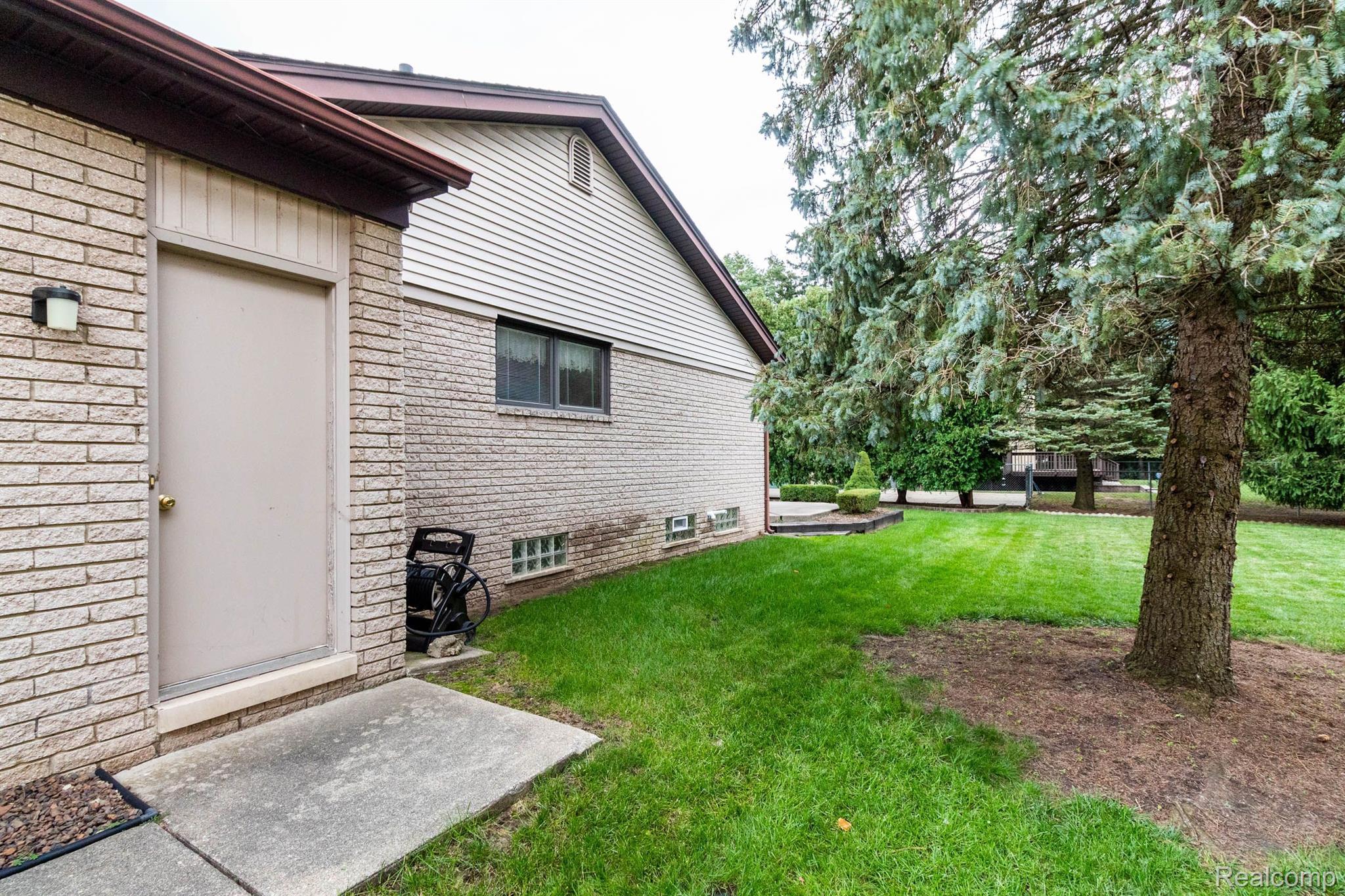 15278 Riverside Drive Livonia, MI 48154 - Photo 36 of 42 Gallery Image 36