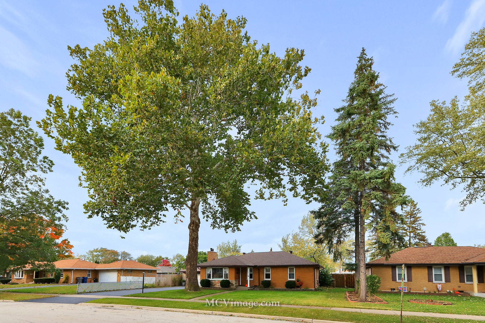 5830 108th Place Chicago Ridge, IL 60415 - Photo 4 of 28 a front view of a building with trees