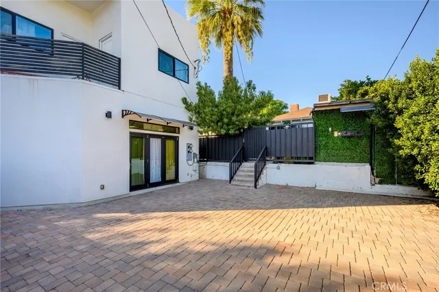 a view of a house with backyard and garden