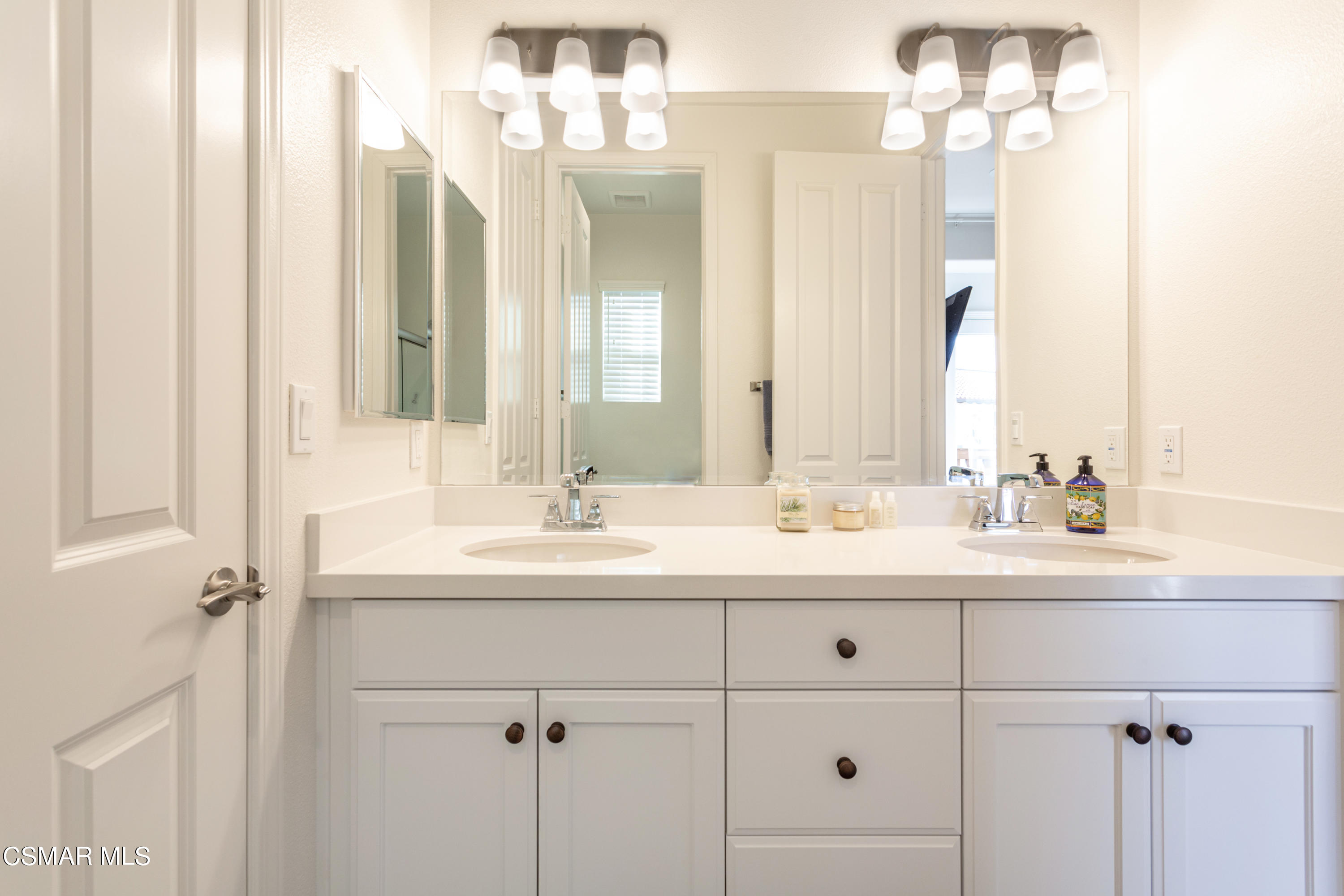 1620 Range Road Oxnard, CA 93036 - Photo 20 of 34 a bathroom with double sink and a mirror