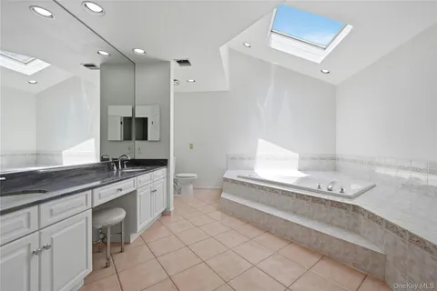 $1,750,000 | 4 Laurelwood Court, Dix Hills, NY 11746
