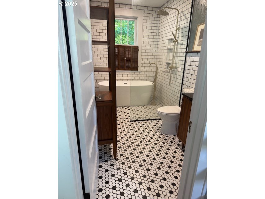 945 B Street Springfield, OR 97477 - Photo 3 of 35 a bathroom with a toilet and a shower