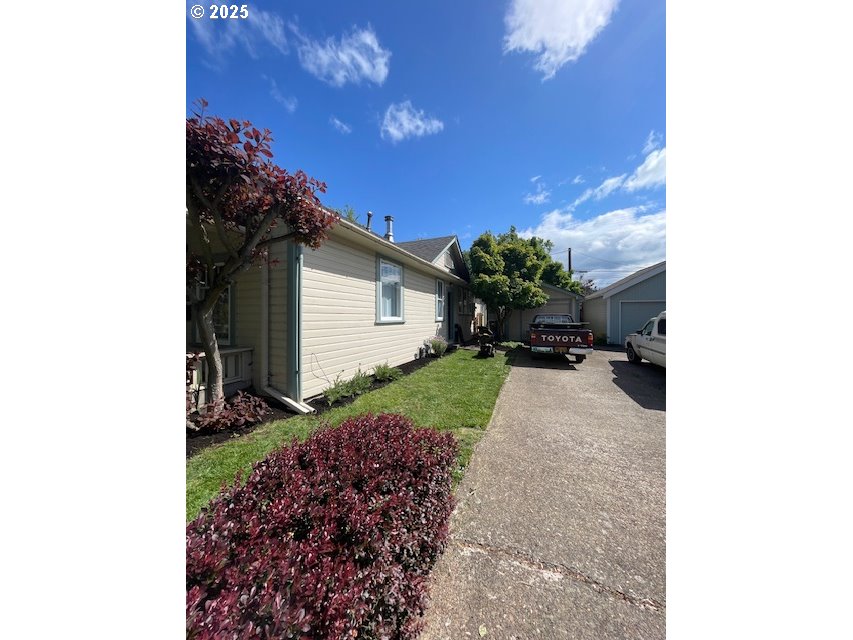 945 B Street Springfield, OR 97477 - Photo 5 of 35 a view of a back yard of the house