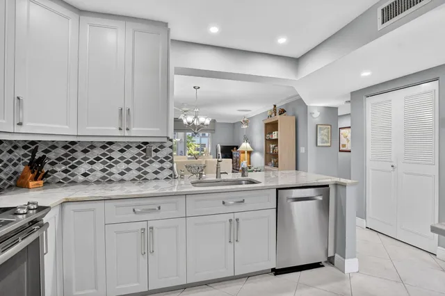 $215,000 | 250 Northeast 20th Street, Unit 1300, Boca Raton, FL 33431