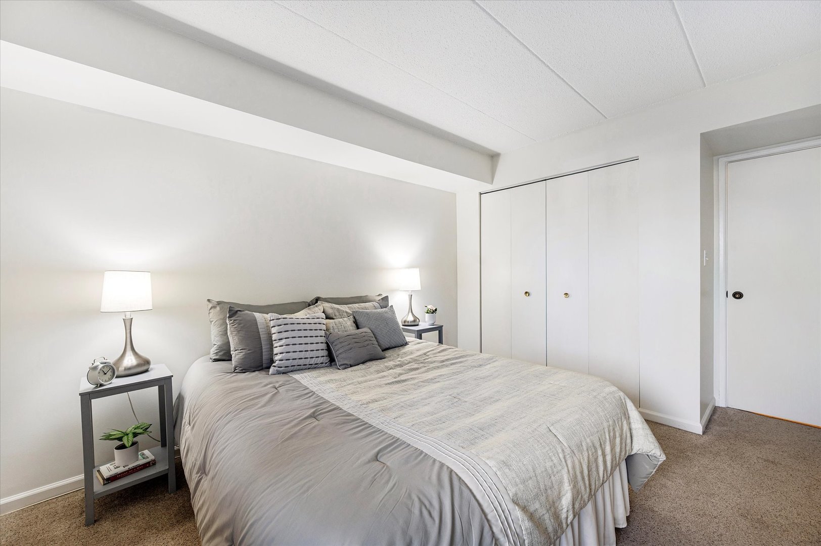 100 West Butterfield Road, Unit 101N Elmhurst, IL 60126 - Photo 15 of 27 a bedroom with a bed and a lamp