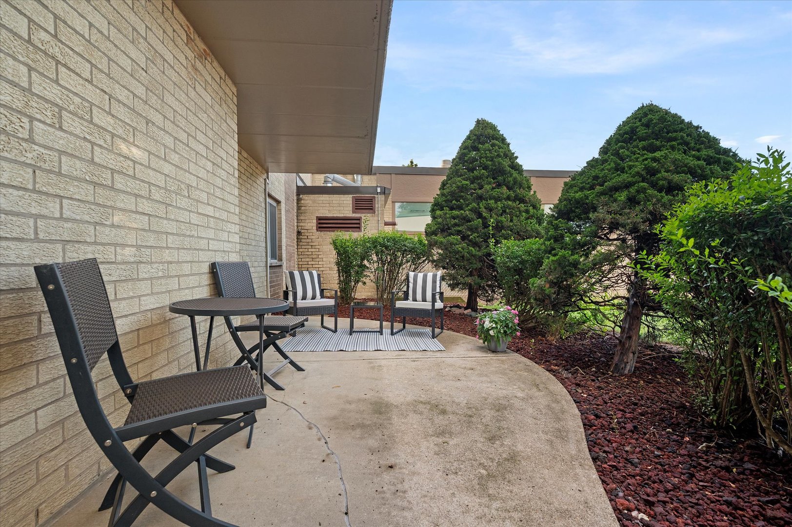 100 West Butterfield Road, Unit 101N Elmhurst, IL 60126 - Photo 18 of 27 a view of a chairs and table in backyard
