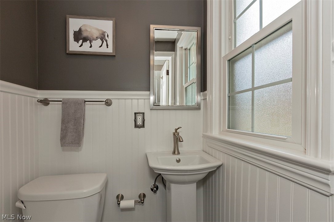 4202 Bushnell Road University Heights, OH 44118 - Photo 17 of 35 Charming half bath on the main level.